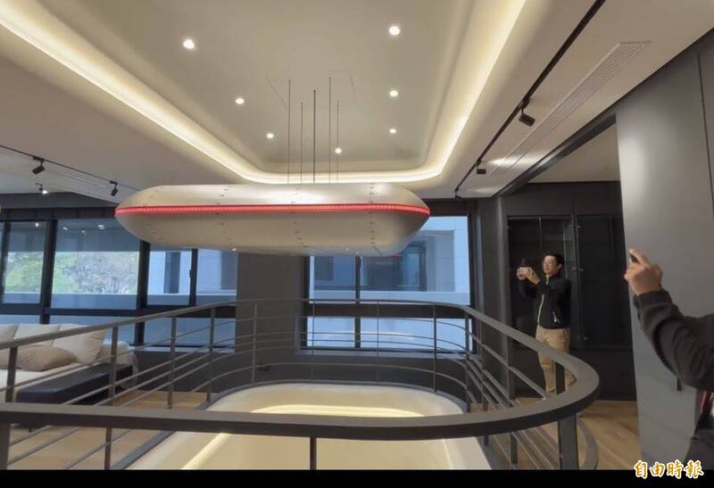 客人看見會臉紅!謝典霖豪宅驚見空中「懸浮床」?