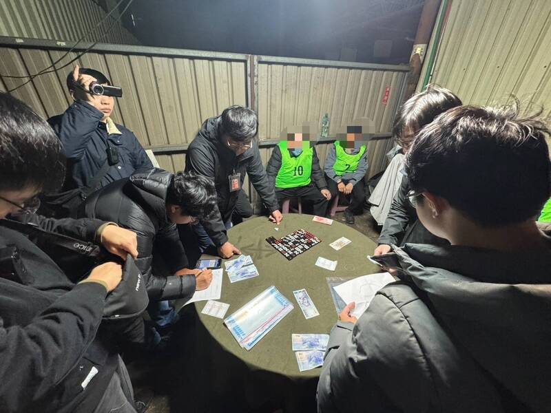 新北市樹林警分局查獲轄區鐵皮違章工廠，過年前大開天九牌賭場，還開設KTV招待所攬客，警方逮獲主嫌吳姓夫妻檔及15名賭客，全案依法送辦。（記者吳仁捷翻攝）