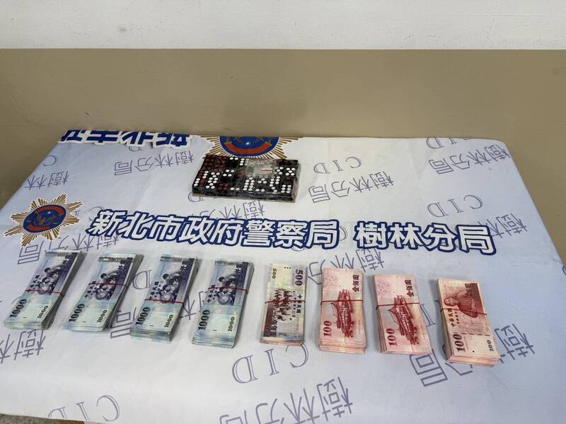新北市樹林警分局查獲轄區鐵皮違章工廠，過年前大開天九牌賭場，還開設KTV招待所攬客，警方逮獲主嫌吳姓夫妻檔及15名賭客，全案依法送辦；圖為查扣賭資。（記者吳仁捷翻攝）