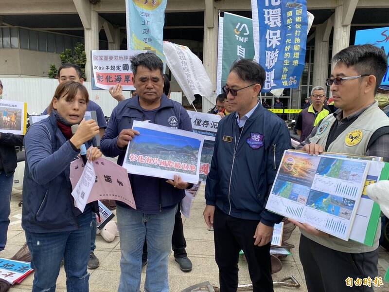 環團代表向農業處長郭至善（右2）送上請願書，籲請中央與地方儘速公告，並成立專責管理處，保全完整性。（記者張聰秋攝）