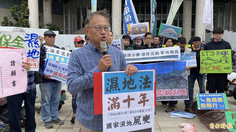 彰化縣環保聯盟前理事長蔡嘉陽表明，政府如果今年還不能把彰化海岸濕地公告為國際重要濕地，絕對是台灣濕地保育史上最大的恥辱。（記者張聰秋攝）