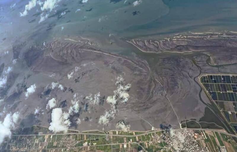 彰化海岸從福興到大城的潮間帶，是目前全台僅存面積最大且最完整的泥灘地，環團要求給予法定身份，納入國際級重要濕地保護完整性。（蔡嘉陽提供）