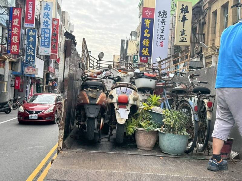 鹿港「路霸一條街」現狀曝 警：再擺就開罰