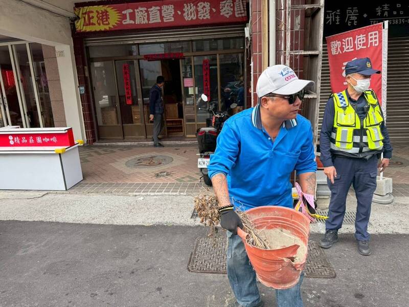 鹿港警方與鎮公所將中山路盆栽等路霸清除。（警方提供）