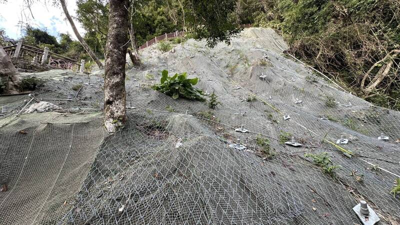 五峰旗登山步道第3層瀑布下方的災點，以掛網岩栓坡保護坡面方式復建。（圖由宜蘭縣府提供）