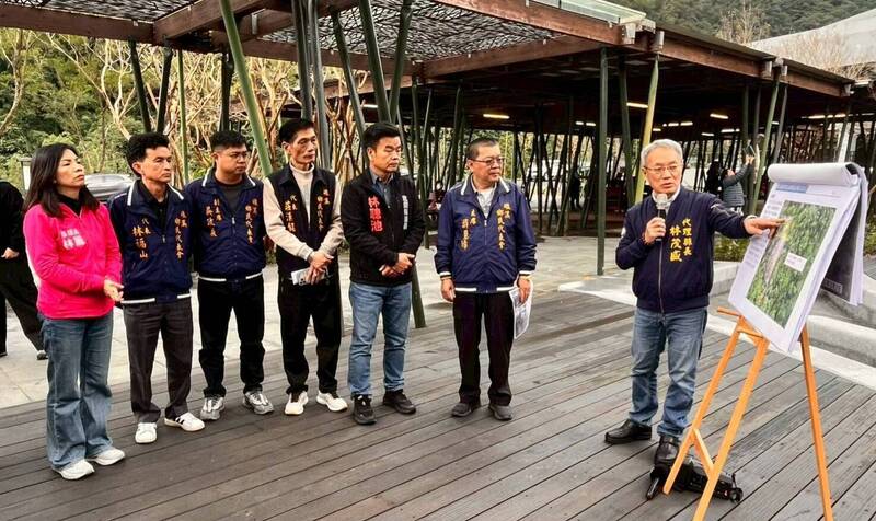 宜蘭縣代理縣長林茂盛（右1）今到五峰旗視察，宣布五峰旗登山步道重新開放。（圖由宜蘭縣府提供）