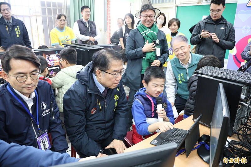 市長黃偉哲肯定中華電信及學校，與市府攜手合作，推動AI機器人寒假營隊。（南市府提供）