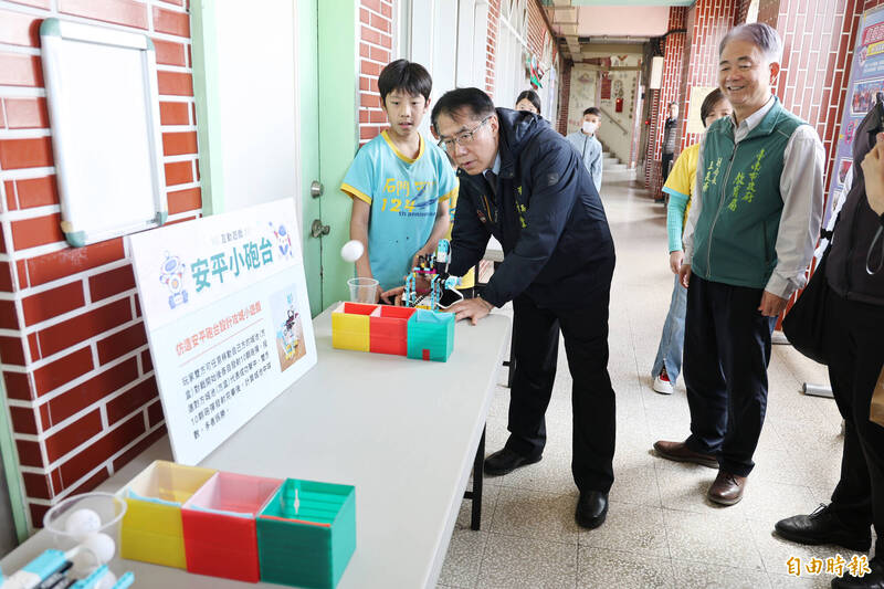 市長黃偉哲肯定中華電信及學校，與市府攜手合作，推動AI機器人寒假營隊。（南市府提供）