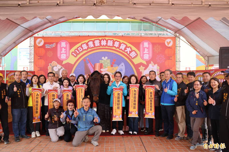 第8屆雲林縣年貨大街2月7、8日將在斗南田徑場舉辦，多達130個店家設攤外，連兩天更有限時促銷活動。（記者李文德攝）
