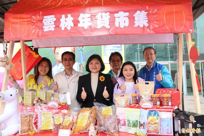 第8屆雲林縣年貨大街2月7、8日將在斗南田徑場舉辦，多達130個店家設攤外，連兩天更有限時促銷活動。（記者李文德攝）