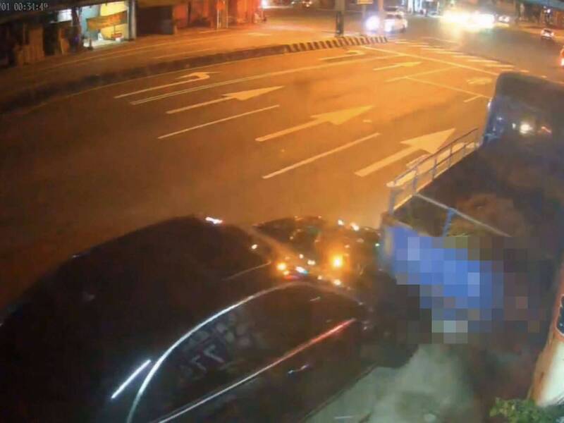 離奇!小貨車停路邊竟移動5米 監視器曝真相