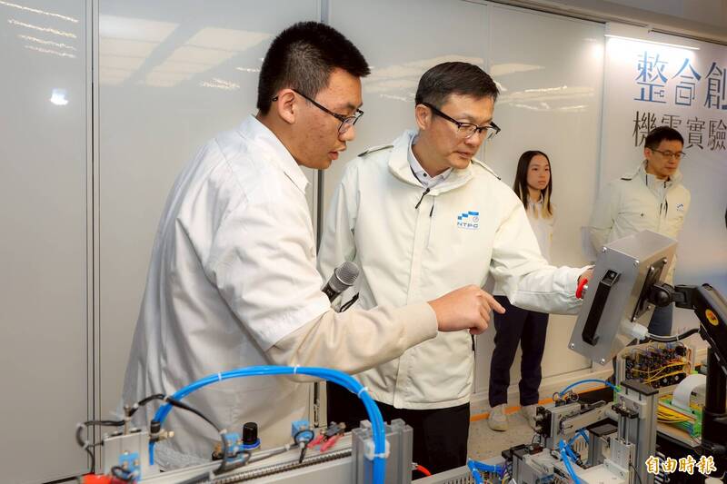 淡水商工電機科二年甲班李泓逸（左）同學為局長張明文（右）說明機電整合課程實習成果。（記者羅國嘉攝）