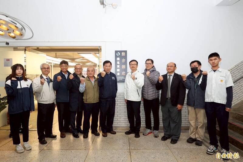 新北市立淡水商工今（2）日啟用「整合創造機電實驗盒」實習工場，將智慧製造教學導入校園，結合AI語音辨識、智慧控制與無人化產線模擬，讓學生在課堂中實際演練產業流程。（記者羅國嘉攝）