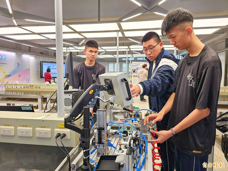 學生體驗產線實作。（記者羅國嘉攝）