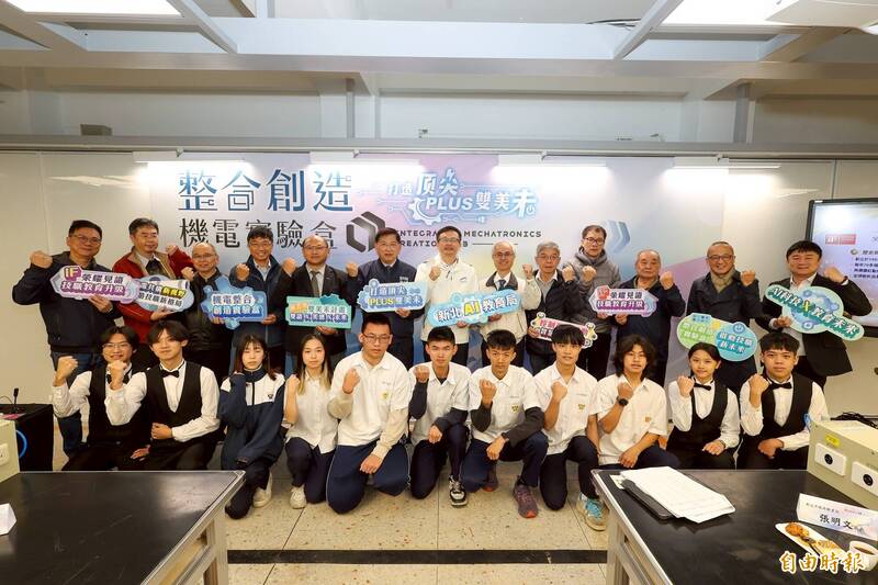 新北市立淡水商工今（2）日啟用「整合創造機電實驗盒」實習工場，將智慧製造教學導入校園，結合AI語音辨識、智慧控制與無人化產線模擬，讓學生在課堂中實際演練產業流程。（記者羅國嘉攝）
