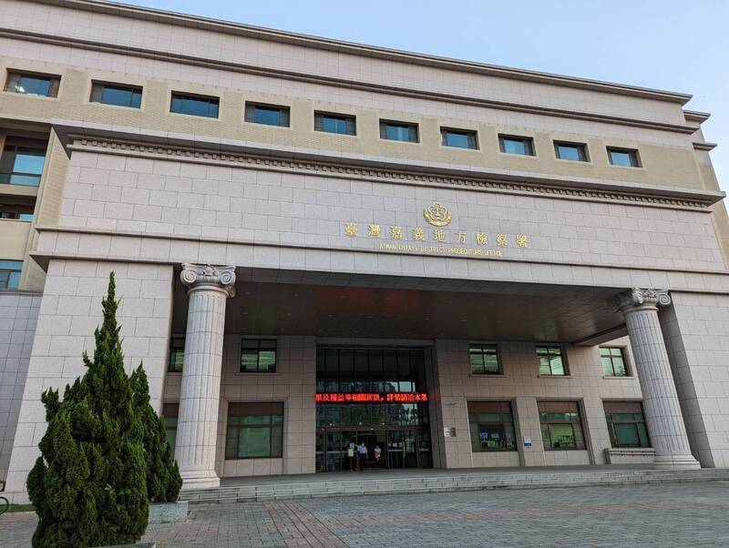 男子拿5商品趁店員裝袋後搶走！警依涉竊盜罪移送 檢以涉搶奪罪起訴