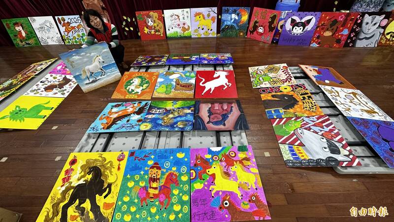 畫馬迎馬年 台南新市社內社區徵得逾百件作品