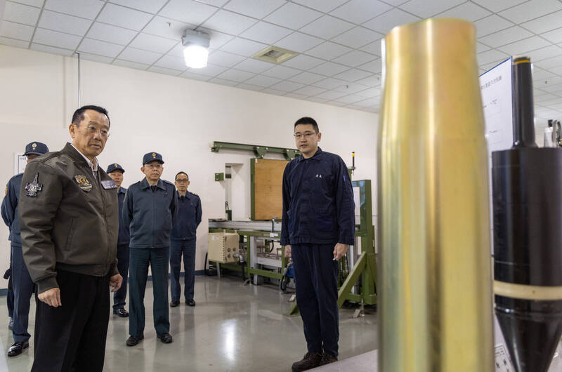 緊盯國防自主! 顧立雄春節前夕慰勉軍備局202廠、頒贈慰問金