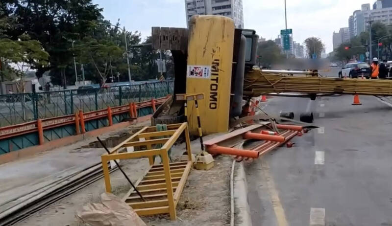 工地怪手翻覆司機自行脫困 高雄警消封閉2車道搶救