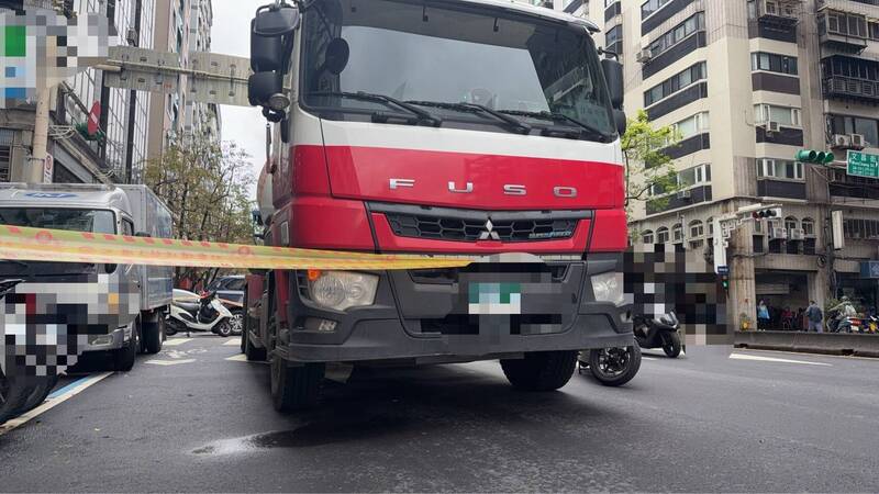 遠離大型車！水泥車前單車女停等 綠燈起步「視野死角」輾過她