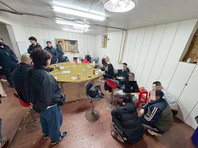 歲末拚「年終獎金」？大園警偏僻鐵皮屋破獲推筒子賭場 逮35人送辦