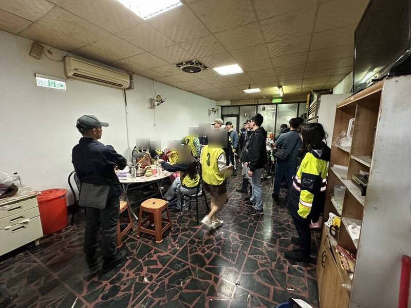 小吃店暗藏職業賭場 台灣、越南人混賭 蘆竹警暗夜攻堅逮13人
