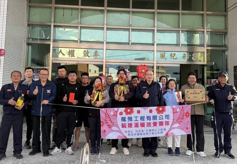 展現警察溫柔一面 台南學甲分局攜手慈善團隊寒冬送暖