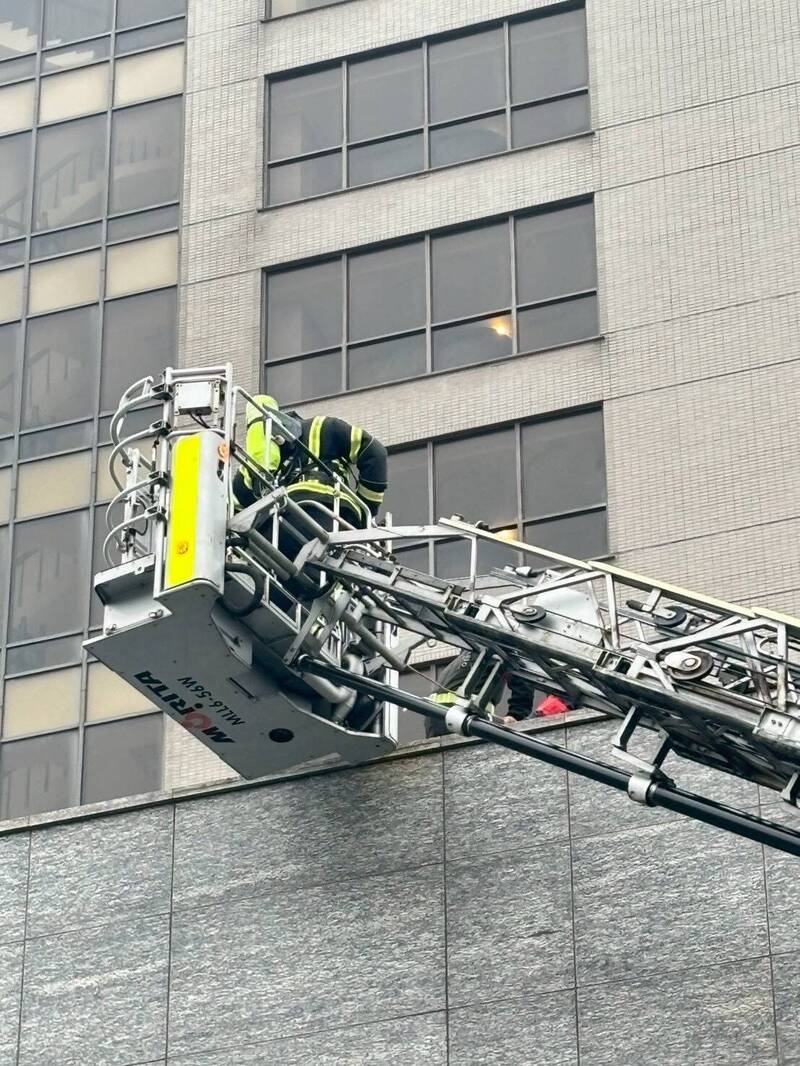 桃機飯店火警演練 雲梯車出動救人