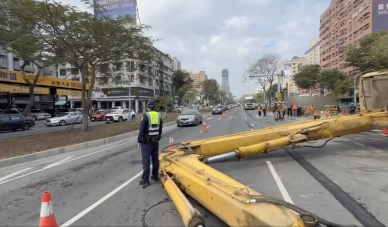 高雄工地怪手翻覆司機輕傷 勞工局勒令停工並開罰