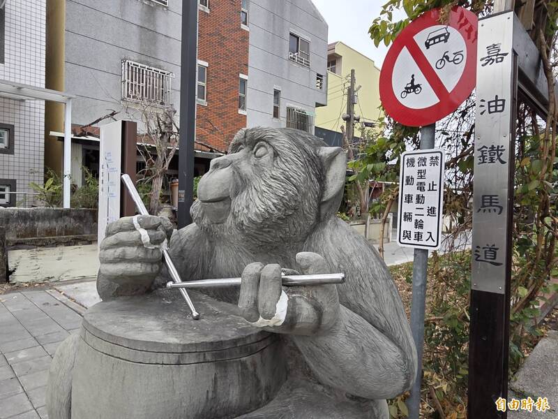 畫面曝光！嘉義超夯石猴手指被拉斷 「纏白繃帶」繼續打鼓