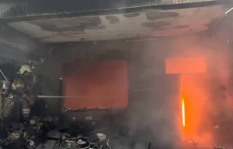 台南西港區後營里民宅火警，又見屋內堆放大量雜物，影響滅火。（民眾提供）