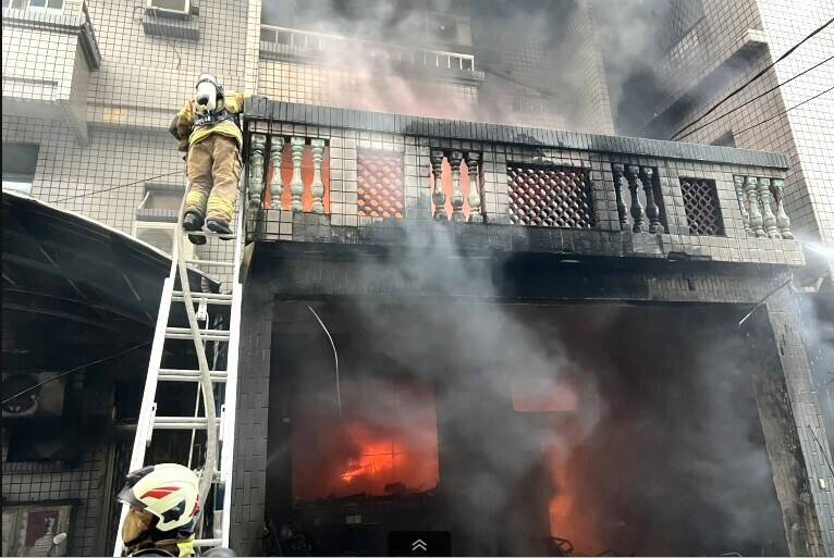又是大量雜物!台南西港民宅火警消防救出屋主 驚見鞭炮堆放