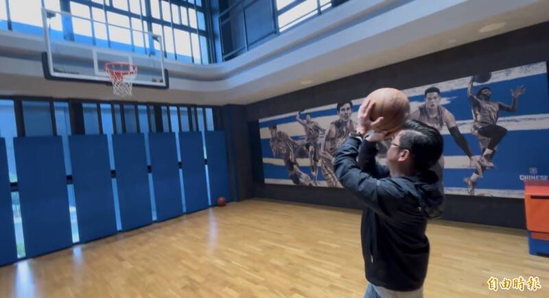喜歡打籃球的謝典霖，兒子也是籃球高手，為了兒子，他在新家設挑高的室內籃球場。（記者顏宏駿攝）