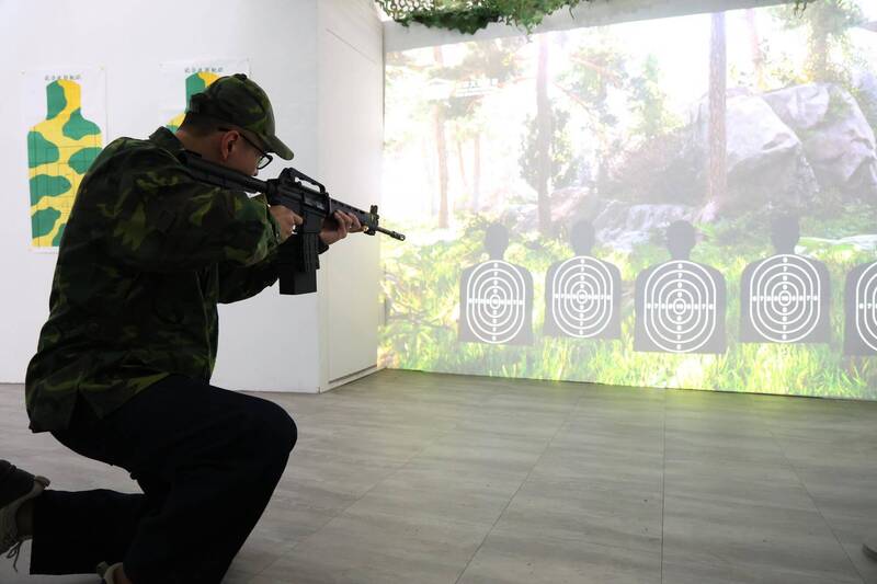 策展單位特別與中央大學資訊工程學系進行產學合作，開發數位互動打靶區。（中原文創園區提供）