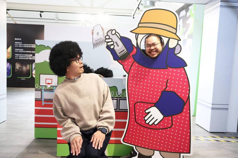 特展以新兵視角作為敘事主軸，從抽籤、剃頭、拍大頭照、領取裝備等入伍歷程出發。（中原文創園區提供）