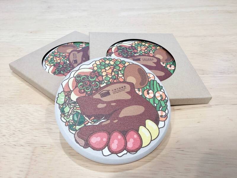 於展區內完成蒐集數位集章，可兌換限量「國軍便當杯墊」一個。（中原文創園區提供）