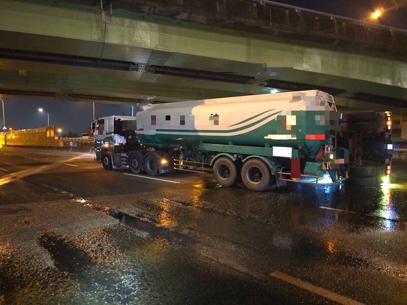聯結車與槽罐車中山高上擦撞，造成漏油，以及掉落物，交通一度受阻。（民眾提供）