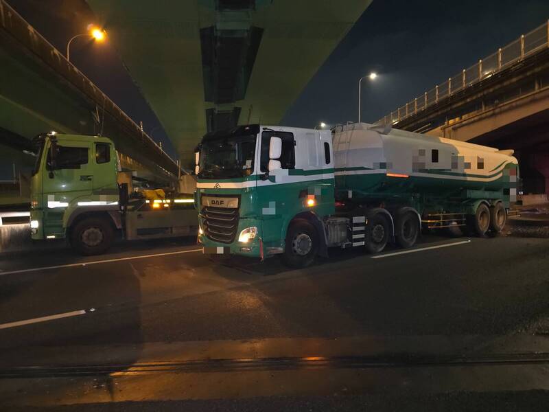 聯結車與槽罐車中山高上擦撞，造成漏油，以及掉落物，交通一度受阻。（民眾提供）