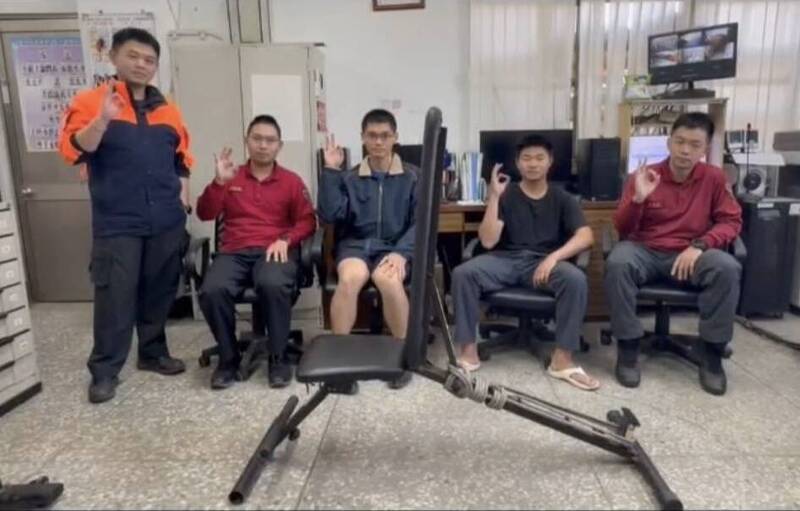 台南官田消防員化身「霍諾德」 椅子挑戰秀精實救災戰力