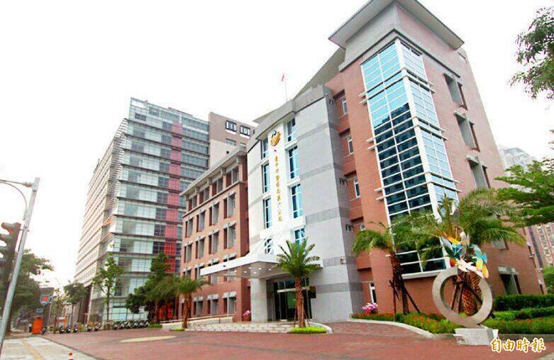 台中西屯康是美遭砸店 男子遭員警制伏帶回偵辦