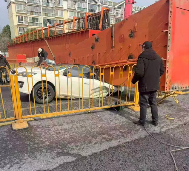 恐怖!中國武漢地鐵起重機倒塌 車輛被壓扁釀1死1傷