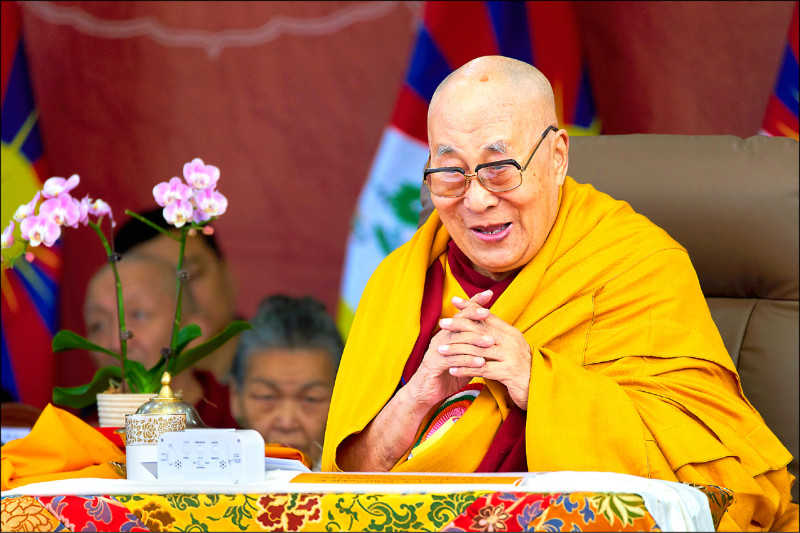 諾貝爾和平獎得主、西藏精神領袖達賴喇嘛，1日以有聲書作品獲頒生平首座葛萊美獎。（美聯社檔案照）