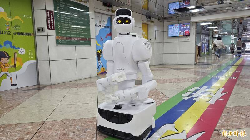 白天帶路、晚上巡樓 台南市府最萌員工數位機器人上工