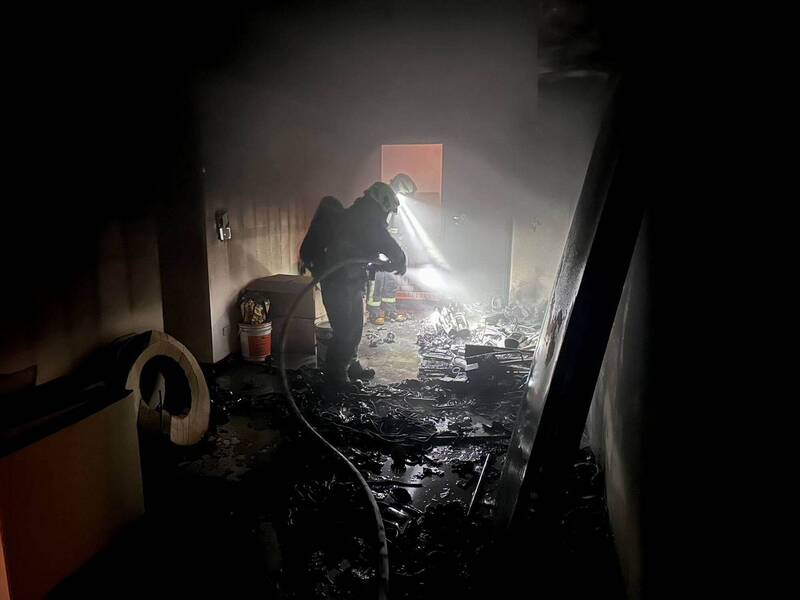 離奇!彰市興建中大樓10樓突竄火 消防員扛水帶爬樓梯衝刺