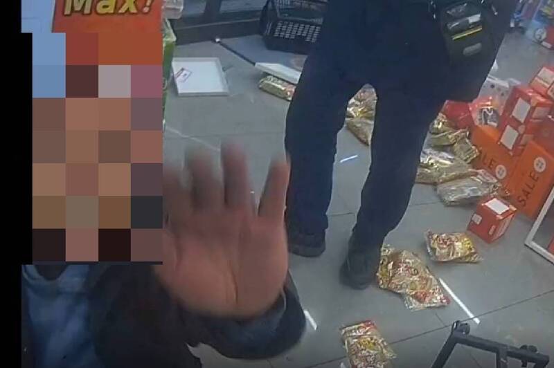 台中男持安全帽闖康是美「狂砸貨架」 見警崩潰:放我一條生路