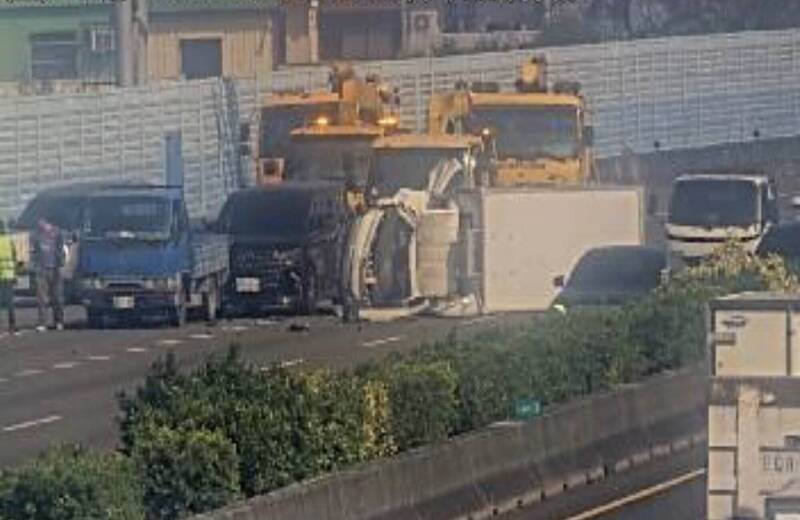 國1南下彰化段5車連撞1傷 車流回堵5公里