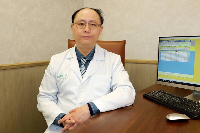 粉領族參加公司員工旅遊搭機前狂吐 醫師:應立即就醫「別硬撐」