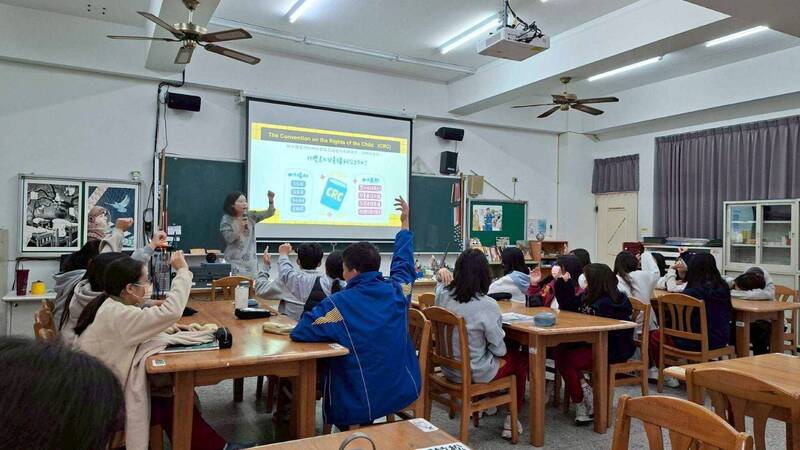 教育部人權教育資源中心研發教案 「囝仔人有耳無喙」英文也有相同諺語