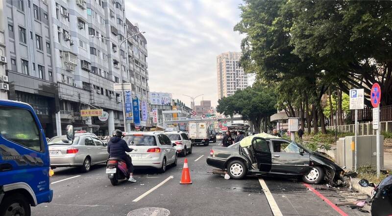 臺中「炮彈車」衝撞護欄，飄過車道驚悚照片曝光