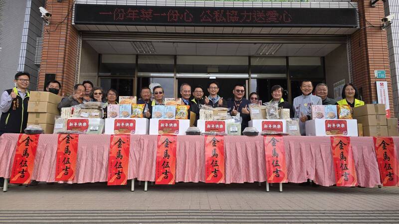 後壁公私協力送愛心 親贈年菜到家